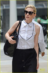 组图：布兰切特黑色纱裙现身 背大包显吃力