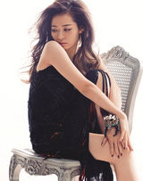 组图：张靓颖登杂志9月刊封面 尝试百变造型