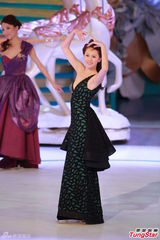 组图：李云迪钢琴伴奏 港姐众佳丽齐跳溜冰舞