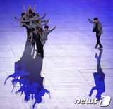 组图：EXO献唱亚运会 卖力歌舞点燃全场