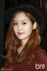 组图：BEAST尹斗俊f(x)宋茜惊艳等亮相时尚活动