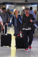 罗宾-怀特波点裙与未婚夫赶火车 口叼车票(图)