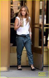 组图：詹妮弗-洛佩兹离婚后亮相 黑超难掩倦容