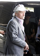 组图：道格拉斯全家抵机场 泽塔琼斯小露香肩