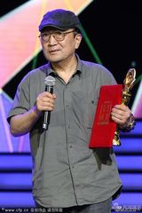 组图：崔永元牵谭晶玉手贴耳私聊 华晨宇献唱