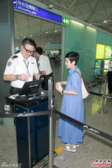 组图：吴君如赴美领奖 一家三口顺道旅行