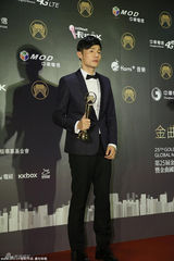 组图：李荣浩内地闯台湾获金曲新人 领奖超淡定