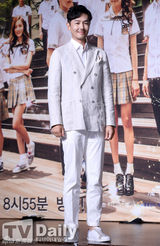 组图：金赛纶出席发布会 一袭白衣小清新