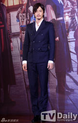 组图：《巡夜人》丁一宇郑允浩西服亮相显英气