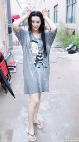 组图：范冰冰与工作人员豪放泼酒 全身湿透