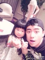 组图：韩庚黄磊等为曹格儿子庆生 张歆艺爱姐姐