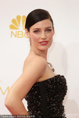 组图：《广告狂人》杰西卡抹胸裙优雅亮相艾美