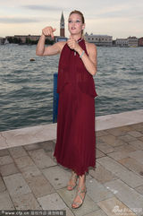 组图：44岁乌玛瑟曼贵气现身 透视红裙蛮腰隐现