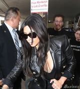 组图：卡戴珊十二箱行李现身机场 慈母显疲惫