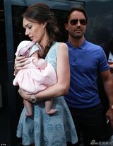 组图：F1太子女抱爱女挺车赛 卷福帅气现身观战