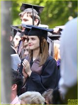 组图：高材生艾玛大学毕业 穿学士服气质美艳