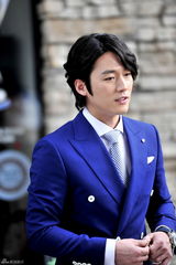 组图：《命中注定》张赫张娜拉首拍 展默契配合