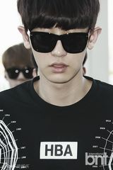 组图：EXO赴成都开唱 灿烈黑衣扮酷世勋帅气