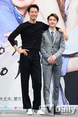 组图：孔孝真腿伤引注目 赵寅成温柔搀扶