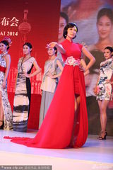 组图：林志玲露背红裙秀长腿  老总握玉手偷瞄