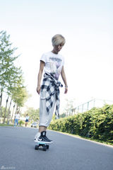 组图： 张欣奕玩滑板打篮球 “欣爷”范儿十足