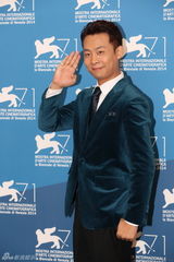 组图：《亲爱的》媒体见面 赵薇郝蕾献吻陈可辛