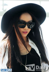 组图：Kara具荷拉现身机场 黑白经典搭显女神范