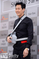 组图：全智贤优雅亮相 李政宰受伤不误捞金