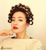 组图：李晟晒孔雀开屏发型 红唇冷艳气质傲娇