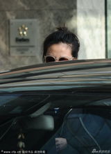 组图：赵薇酒店门口黑超遮面挡倦容 似疲惫不堪