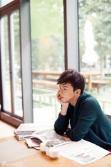 组图：叶祖新休闲商务写真 展韩风悠闲时光