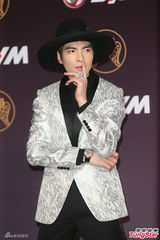 组图：萧敬腾复古宽檐帽 静若凤飞飞动如MJ