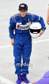 组图：《无限挑战》成员参加韩国赛车比赛