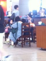 组图：王菲携李嫣现香港 注视女儿母爱爆棚