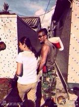 组图：孙兴海南灾区赈灾 烈日下挥汗抗救灾物资