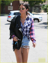 组图:赛琳娜戴黑超披皮衣 不羁神情帅气出街