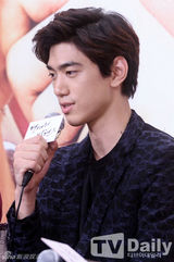 组图：韩星郑有美出席发布会 长裙显优雅