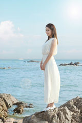 组图：颖儿曝海边清新照 素雅白裙文艺范十足