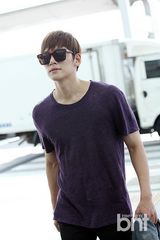 组图：韩星池昌旭赴港 休闲装扮清爽帅气