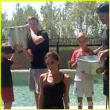 组图：贝嫂跪地挑战冰桶 被老公儿子浇成落汤鸡