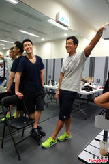 组图：破风香港拍摄 杨佑宁羡慕好友彭于晏窦骁