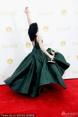 组图：萨拉-丝沃曼获得艾美奖综艺类最佳编剧