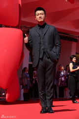 组图：《亲爱的》红毯 赵薇长裙飘逸郝蕾穿黑裙