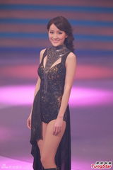 组图：港姐佳丽变身黑裙女战士 秀修长美腿