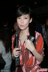 组图：周慧敏印花连衣裙亮相 拒评星爷向太冲突