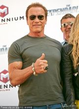 组图：《敢死队3》记者会 众硬汉坐坦克驾到