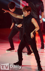 组图：BoA与EXO-K劲歌热舞助阵MCD十周年