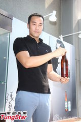 组图：张孝全为电影健身 拉筋冷笑喊：很辛苦