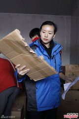 组图：韩红义诊现场痛哭 董洁蒋欣素颜助阵