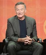 组图：威廉姆斯自杀前两天照片曝光 高兴看画展